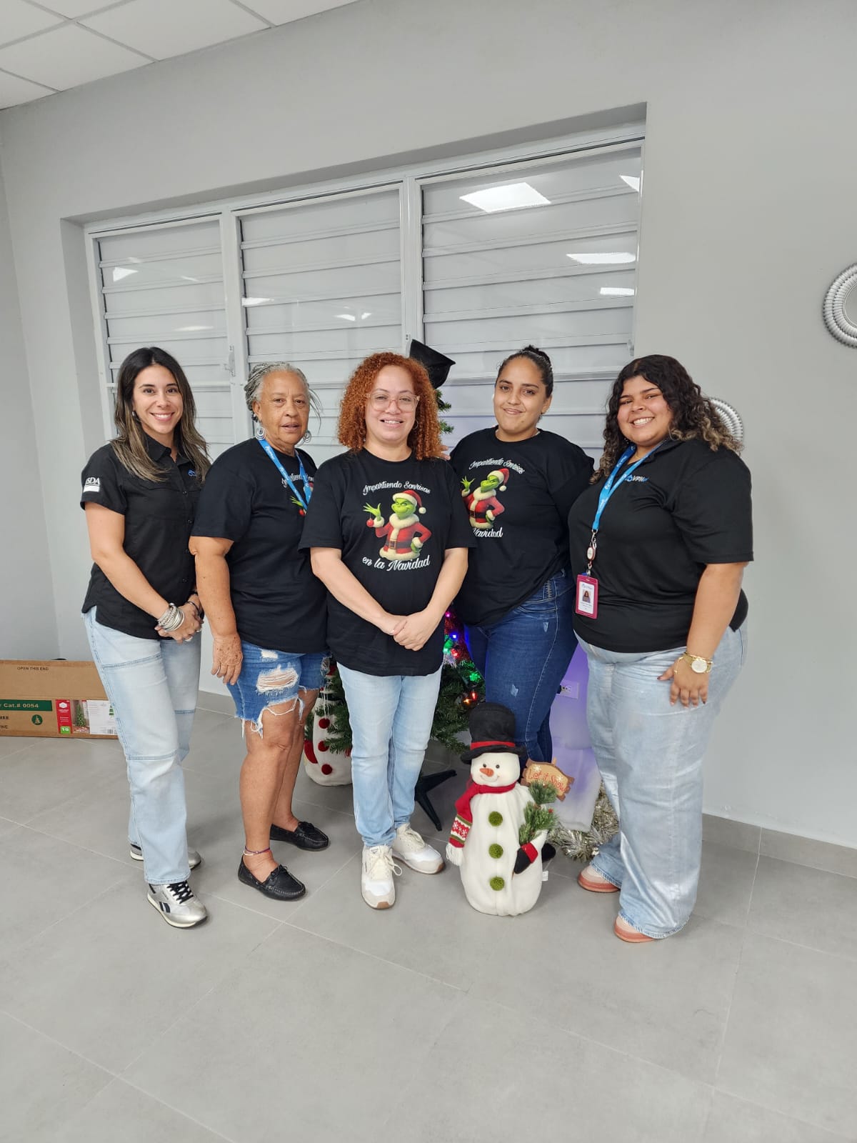 Equipo de vpnet con colaboradoras de la comunidad durante una actividad navideña