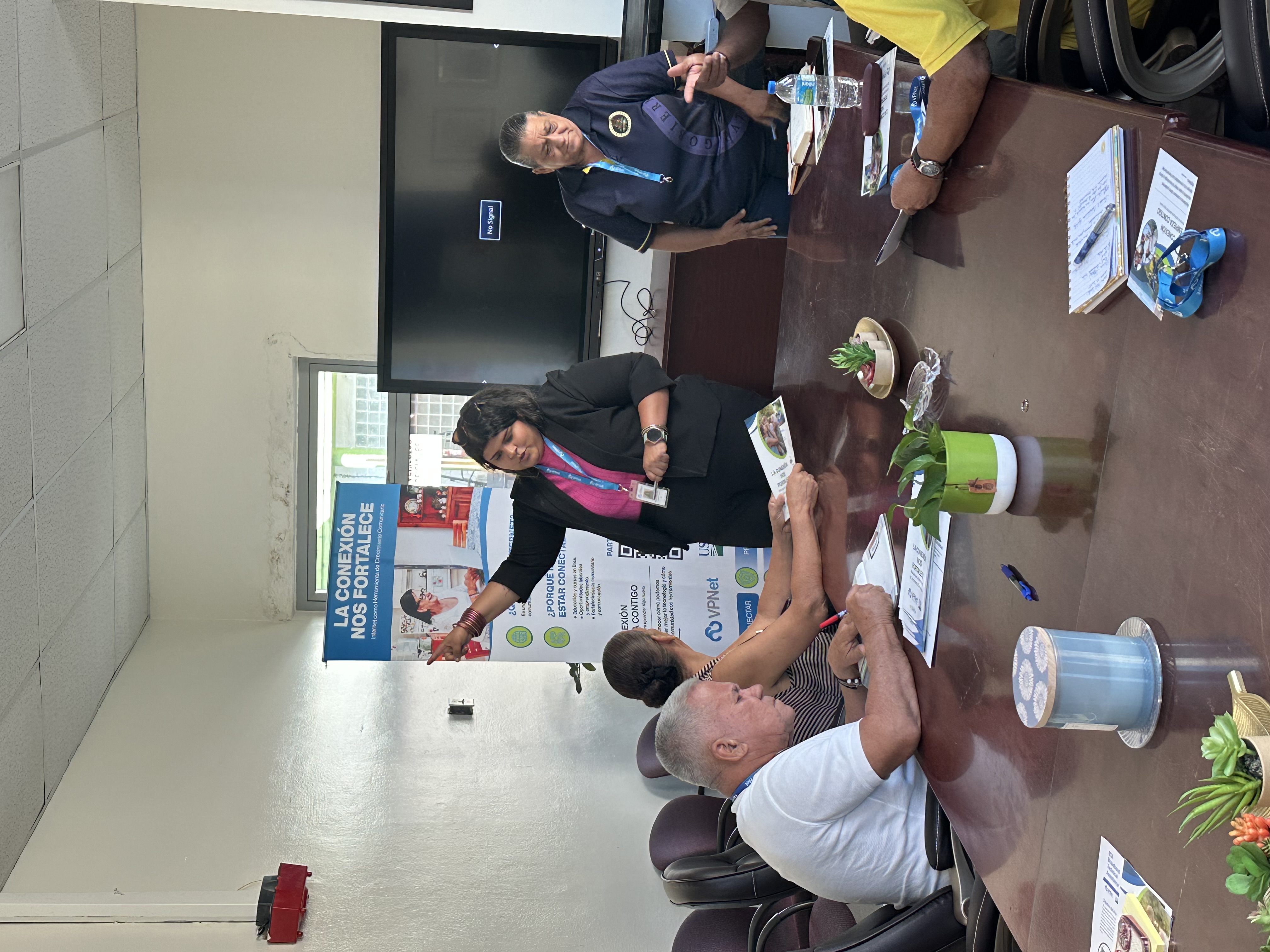 Presentación del proyecto BTA a residentes en una sala de reuniones