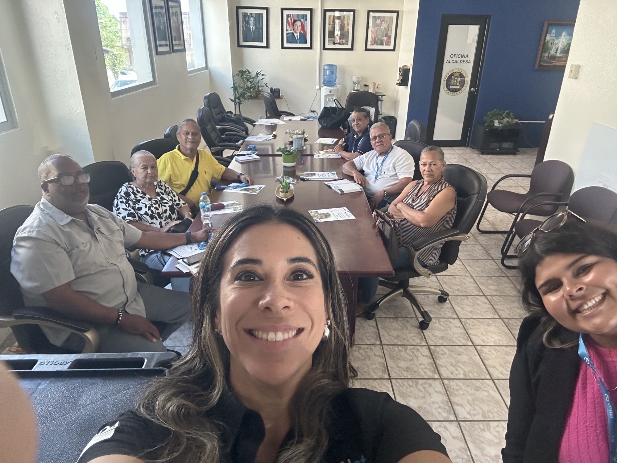 Selfie del equipo de vpnet con los participantes de la reunión en Patillas