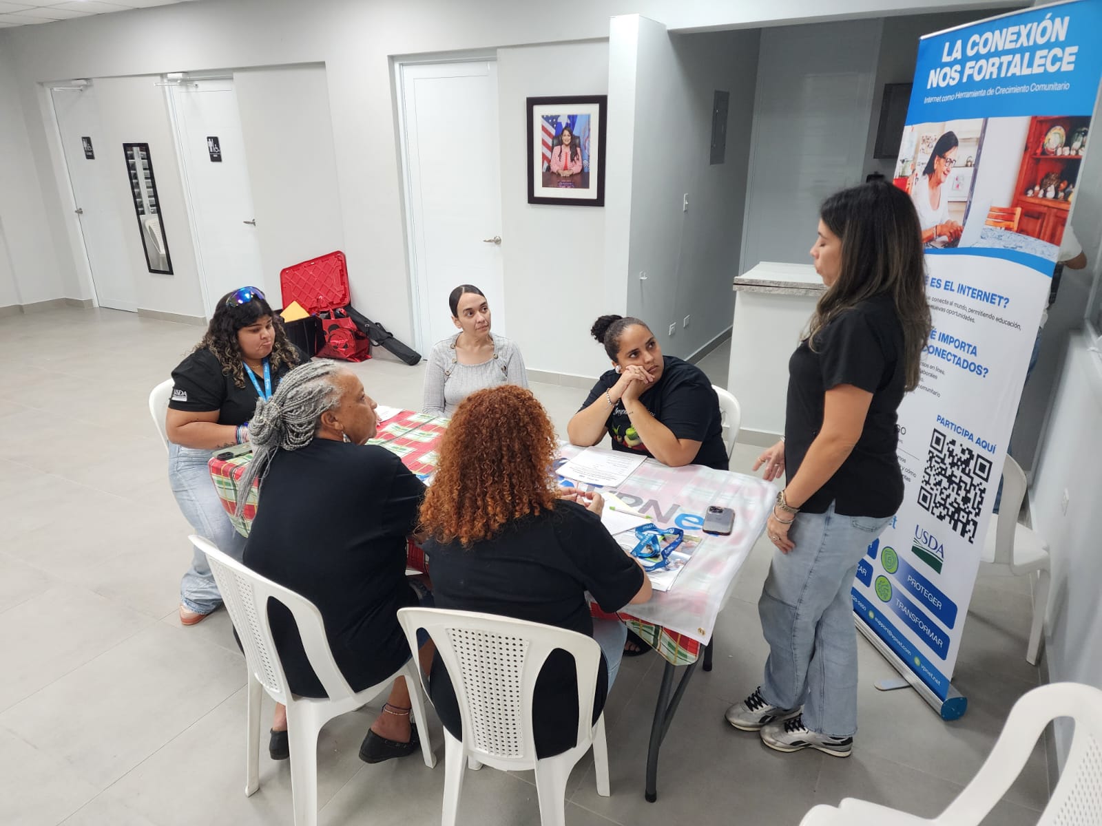 Integrante de vpnet conversando con un grupo de residentes durante un taller